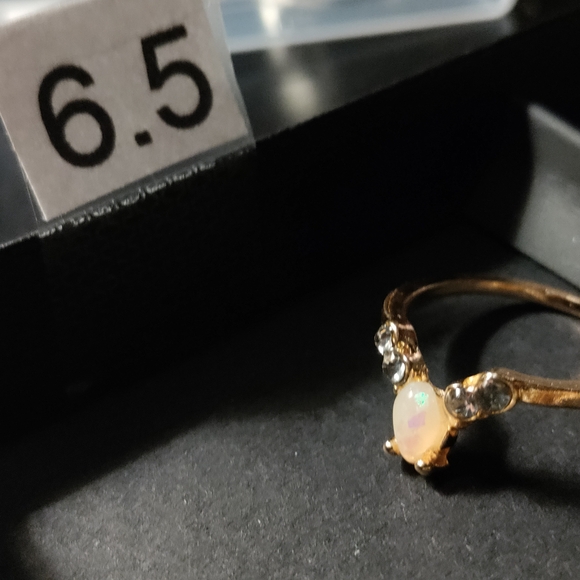 NEW Elegant Glittery Gem Gold-tone Ring - Picture 1 of 1